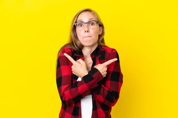 Mujer Inglesa Joven Aislada Sobre Fondo Amarillo Apuntando Los Laterales — Foto de Stock