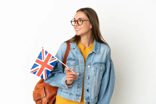 Mladá Hispánka Drží Britskou Vlajku Nad Izolovaným Bílým Pozadím Dívá — Stock fotografie