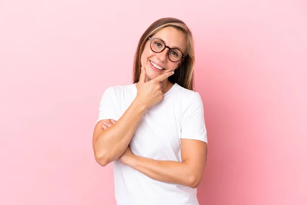 Jong Engels Vrouw Geïsoleerd Roze Achtergrond Gelukkig Glimlachen — Stockfoto