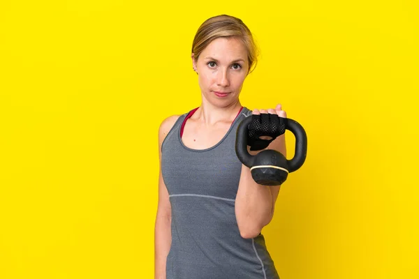 Mladá Anglická Žena Izolované Žlutém Pozadí Dělat Vzpírání Kettlebell Při — Stock fotografie