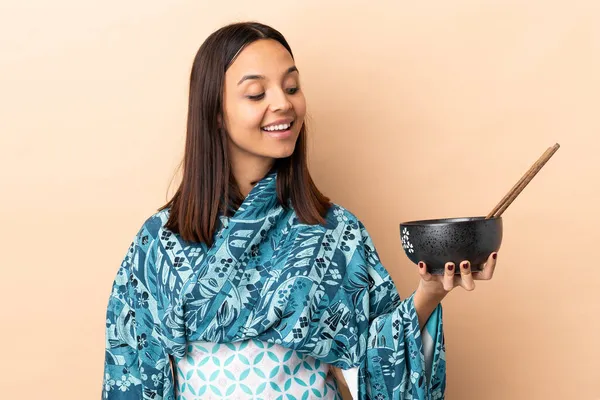 Frau Trägt Kimono Und Hält Mit Fröhlichem Gesichtsausdruck Eine Schüssel — Stockfoto