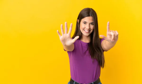Adolescente Brasileña Chica Sobre Aislado Amarillo Fondo Contando Siete Con — Foto de Stock