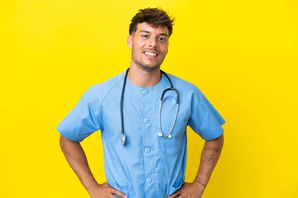 Mladý Chirurg Lékař Muž Izolované Žlutém Pozadí Pózovat Pažemi Bok — Stock fotografie
