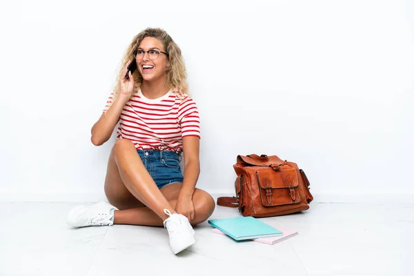 Giovane Studentessa Seduta Uno Pavimento Mantenendo Una Conversazione Con Telefono — Foto Stock