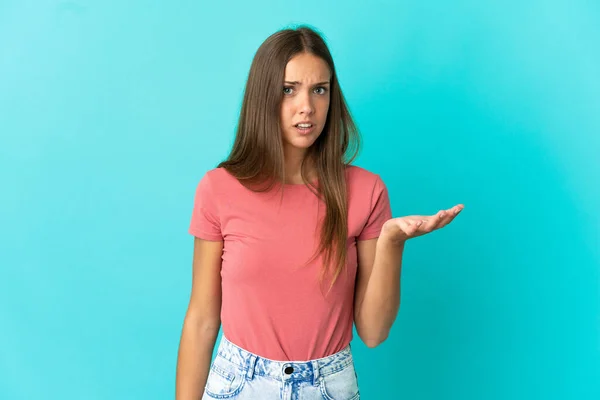 Jeune Femme Sur Fond Bleu Isolé Faisant Des Doutes Geste — Photo