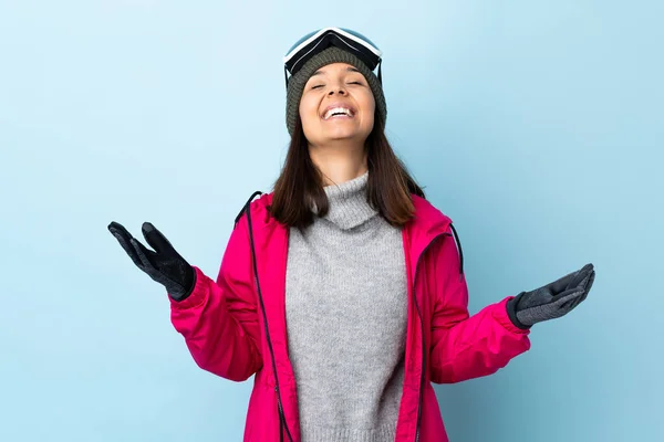 Chica Esquiadora Carrera Mixta Con Gafas Snowboard Sobre Fondo Azul — Foto de Stock