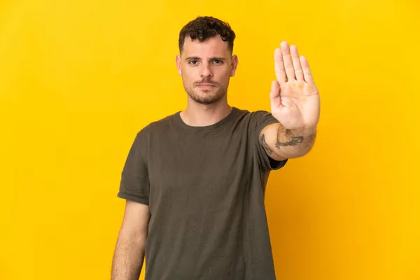 Junger Kaukasischer Gutaussehender Mann Isoliert Auf Gelbem Hintergrund Macht Stop — Stockfoto