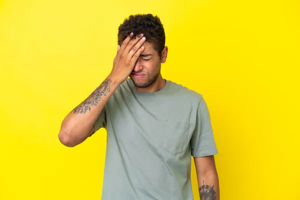 Junge Hübsche Brasilianische Mann Isoliert Auf Gelbem Hintergrund Mit Kopfschmerzen — Stockfoto