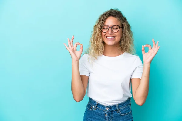 Meisje Met Krullend Haar Geïsoleerd Blauwe Achtergrond Zen Pose — Stockfoto