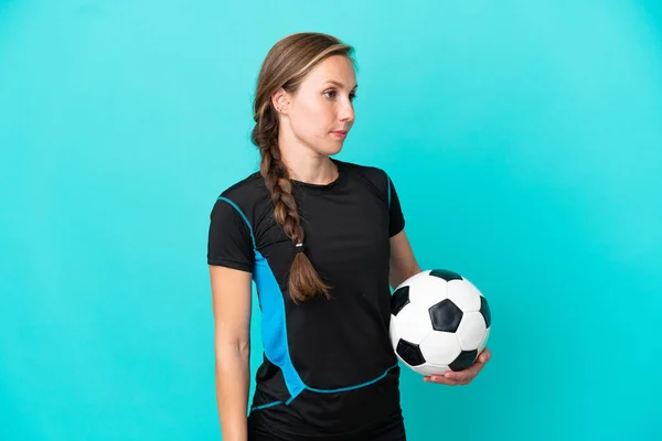 Genç Ngiliz Kadın Mavi Arka Planda Futbol Topuyla Izole Edilmiş — Stok fotoğraf