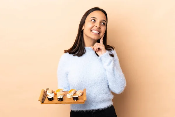 Junge Brünette Frau Mit Gemischter Rasse Hält Sushi Über Isoliertem — Stockfoto