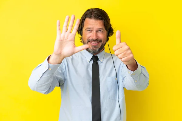 Telemarketer Holenderski Człowiek Pracuje Słuchawki Izolowane Żółtym Tle Licząc Sześć — Zdjęcie stockowe