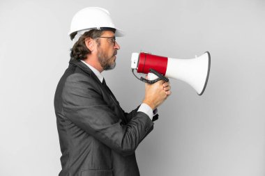 Miğferini takmış genç bir mimar megafondan bağırıyor.