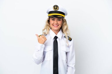 Brezilya uçağı pilotu beyaz arka planda izole edilmiş bir ürün sunmak için yan tarafı işaret ediyor