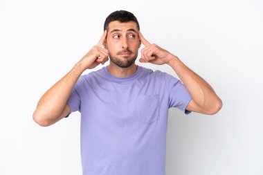 Beyaz arka planda soyutlanmış yakışıklı beyaz bir adam. Şüpheleri ve düşünceleri var.