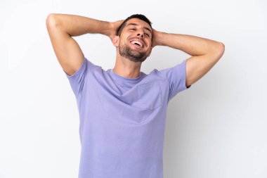 Beyaz arka planda izole edilmiş yakışıklı beyaz adam gülüyor.