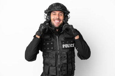 Beyaz arka planda izole edilmiş beyaz bir beyaz adam mutlu ve hoş bir ifadeyle gülümsüyor.