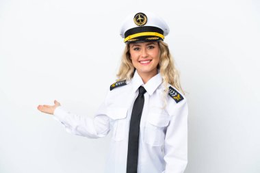 Brezilya uçağı pilotu, beyaz arka planda izole edilmiş ve davet edilmek üzere ellerini yana uzatıyor.