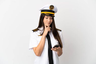 Brezilyalı kız uçak pilotu beyaz arka plan üzerinde düşünüp mesaj gönderiyor.