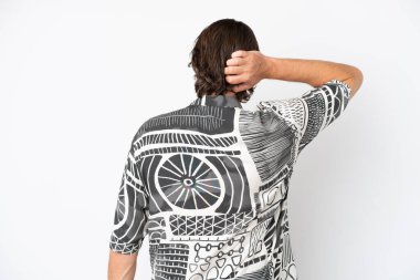 Hollandalı kıdemli adam beyaz arka planda izole edilmiş ve düşünüyor.