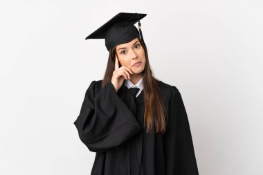 İzole edilmiş beyaz arka plan üzerine Brezilyalı genç üniversite mezunu.