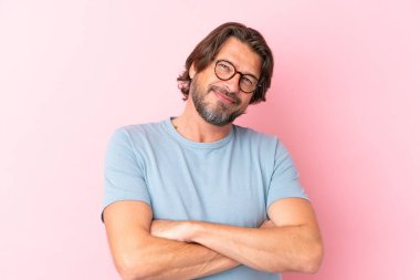 Üst düzey Hollandalı, pembe arka planda izole edilmiş, mutlu yüzlü gözlüklü.
