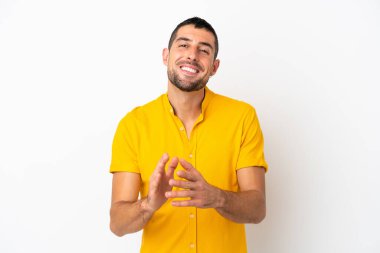 Beyaz arka planda izole edilmiş yakışıklı beyaz adam bir konferansta sunumdan sonra alkışlıyor.