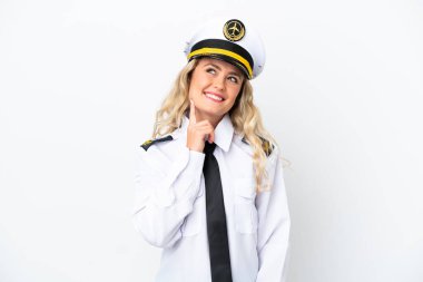 Brezilya uçağı pilotu beyaz arka planda izole edilmiş, yukarı bakarken bir fikir düşünüyor.