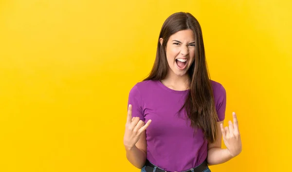 Teenager Brasilianisches Mädchen Über Isoliertem Gelben Hintergrund Macht Hupgeste — Stockfoto