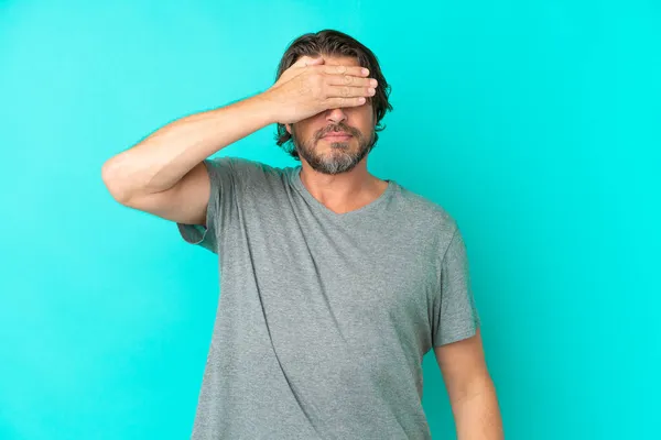 Homem Holandês Sênior Isolado Fundo Azul Cobrindo Olhos Pelas Mãos — Fotografia de Stock