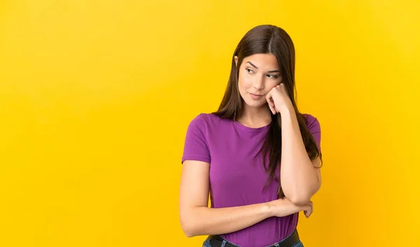 Teenager Brasilianisches Mädchen Auf Gelbem Hintergrund Mit Müdem Und Gelangweiltem — Stockfoto