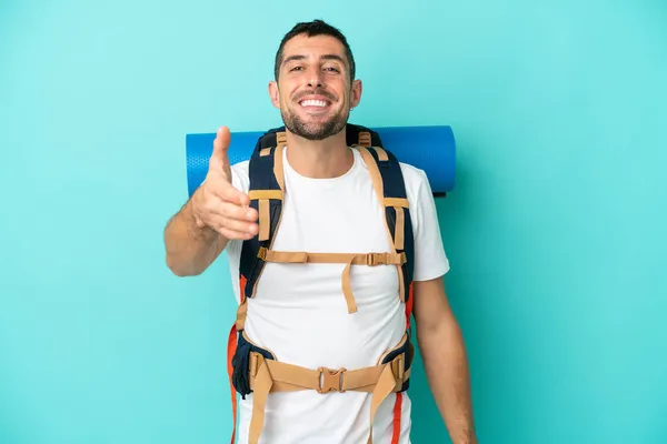 Jovem Montanhista Caucasiano Com Uma Grande Mochila Isolada Fundo Azul — Fotografia de Stock