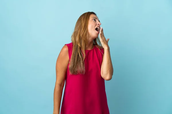 Middle Age Brazilian Woman Isolated Blue Background Yawning Covering Wide — Stock Photo, Image