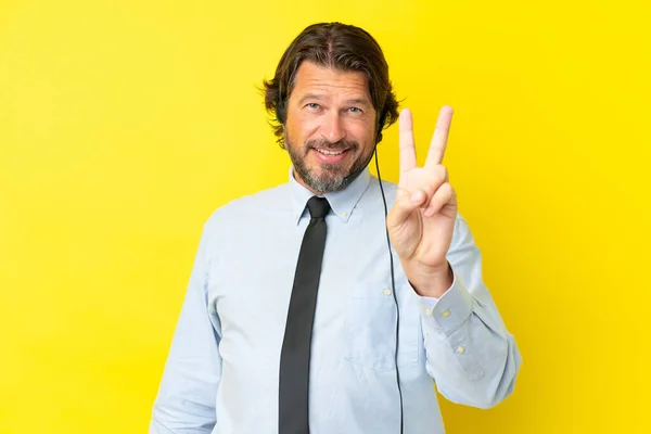 Telemarketer Holenderski Człowiek Pracuje Słuchawki Izolowane Żółtym Tle Uśmiechając Się — Zdjęcie stockowe