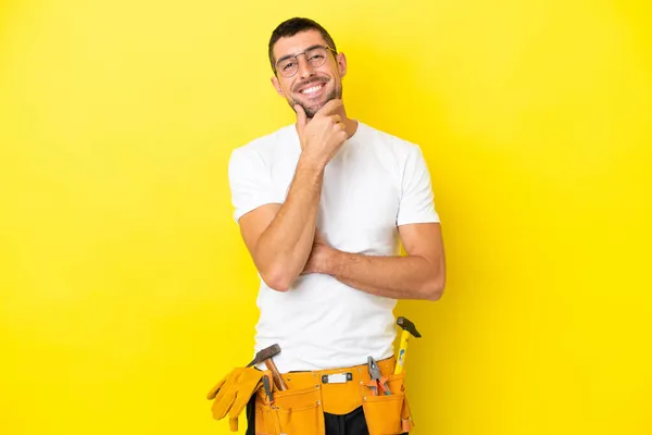 Jonge Elektricien Kaukasische Man Geïsoleerd Gele Achtergrond Met Bril Glimlach — Stockfoto
