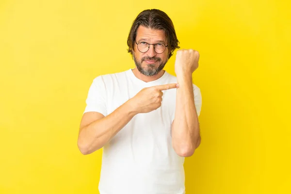 Senior Ολλανδός Άνθρωπος Απομονώνονται Κίτρινο Φόντο Κάνει Χειρονομία Του Είναι — Φωτογραφία Αρχείου