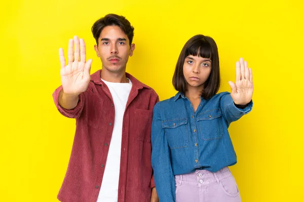 Junge Gemischte Rasse Paar Isoliert Auf Gelbem Hintergrund Macht Stop — Stockfoto