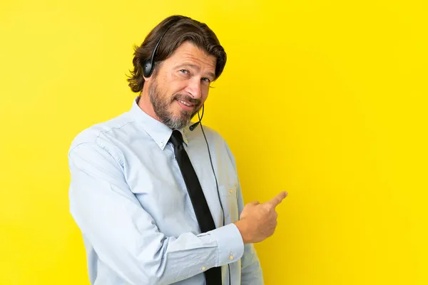 Telemarketer Nederlands Man Werken Met Een Headset Geïsoleerd Gele Achtergrond — Stockfoto