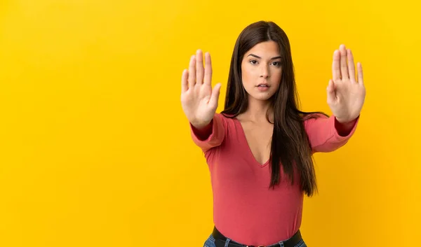 Adolescente Brasileña Chica Sobre Aislado Amarillo Fondo Haciendo Stop Gesture — Foto de Stock