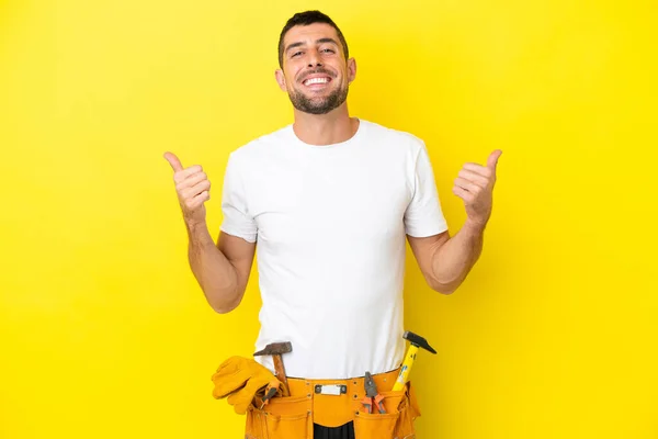 Jonge Elektricien Blanke Man Geïsoleerd Gele Achtergrond Met Duimen Omhoog — Stockfoto