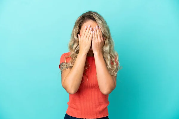 Mujer Brasileña Joven Aislada Sobre Fondo Azul Cubriendo Los Ojos —  Fotos de Stock