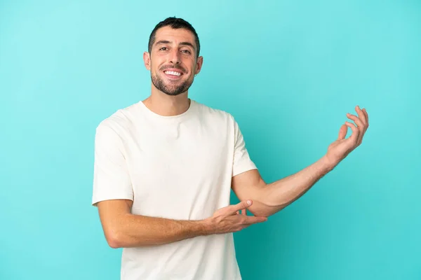 Jeune Homme Caucasien Beau Isolé Sur Fond Bleu Étendant Les — Photo