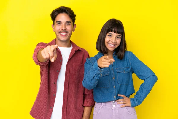 Junges Gemischtes Paar Auf Gelbem Hintergrund Zeigt Mit Selbstbewusstem Gesichtsausdruck — Stockfoto