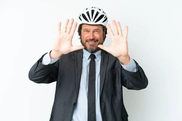 Homem Sênior Negócios Com Capacete Bicicleta Isolado Fundo Branco Contando — Fotografia de Stock