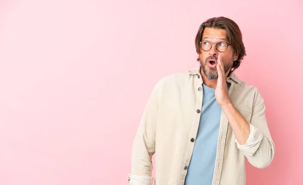 Senior Dutch Man Isolated Pink Background Whispering Something Surprise Gesture — Stock Photo, Image