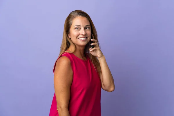 Mujer Brasileña Mediana Edad Aislada Sobre Fondo Púrpura Manteniendo Una — Foto de Stock