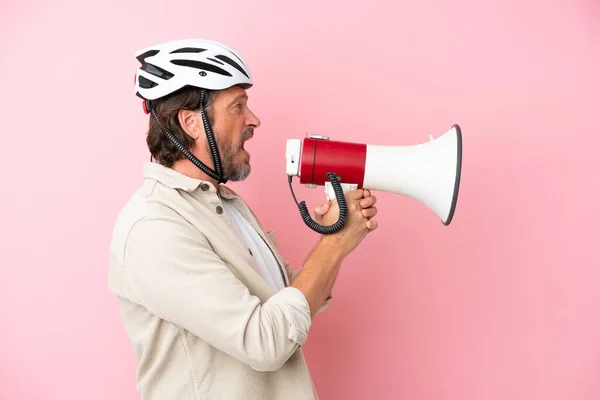 Старший Датчанин Велосипедном Шлеме Розовом Фоне Кричит Через Мегафон — стоковое фото