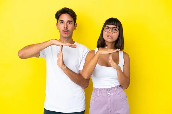 Junge Gemischte Rasse Paar Isoliert Auf Gelbem Hintergrund Macht Stop — Stockfoto
