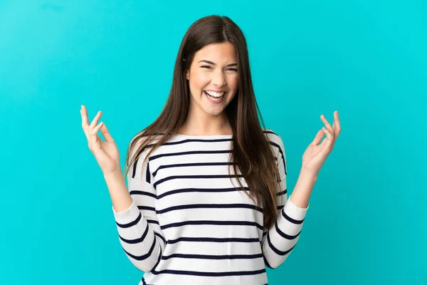 Teenager Brasilianisches Mädchen Über Isoliertem Blauem Hintergrund Lächelt Viel — Stockfoto