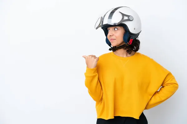 製品を提示するために側面を指すオートバイのヘルメットを持つ女性 — ストック写真